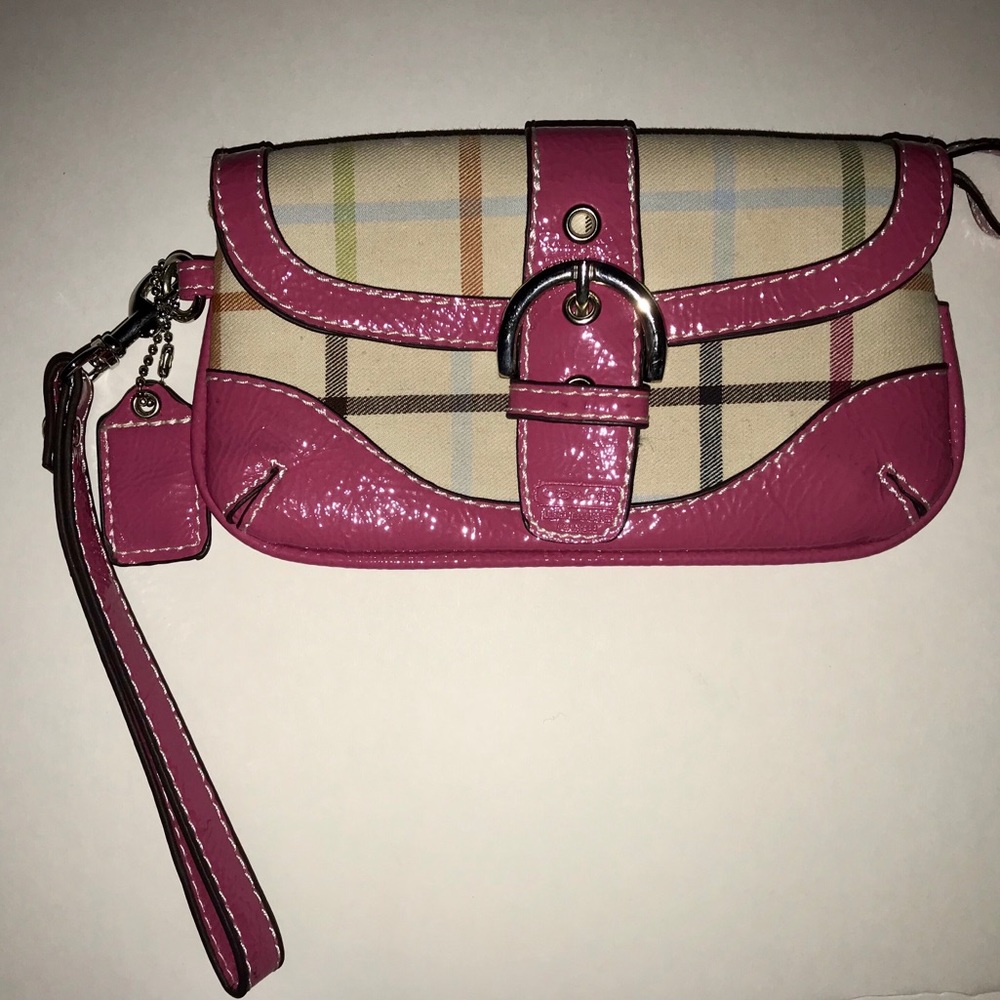 Coach Wristlet, comes with free key chain💕
